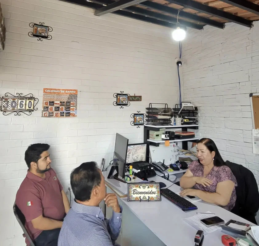 Atención a clientes en el mostrador de un distribuidor de Cerámica Leonesa
