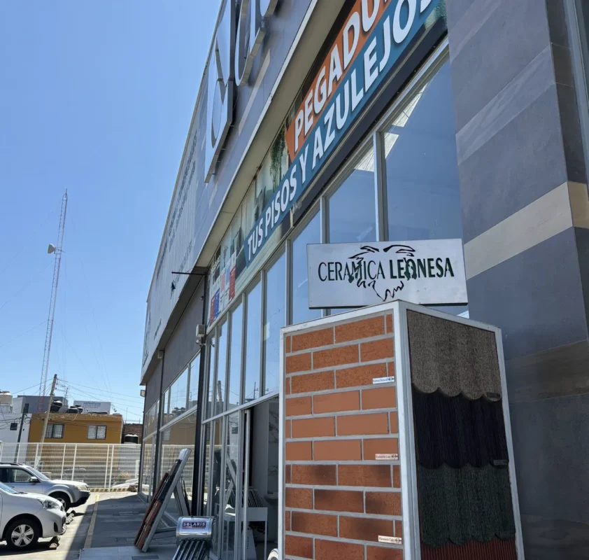 Punto de venta con letrero de Cerámica Leonesa y exhibidor de fachaletas y tejas