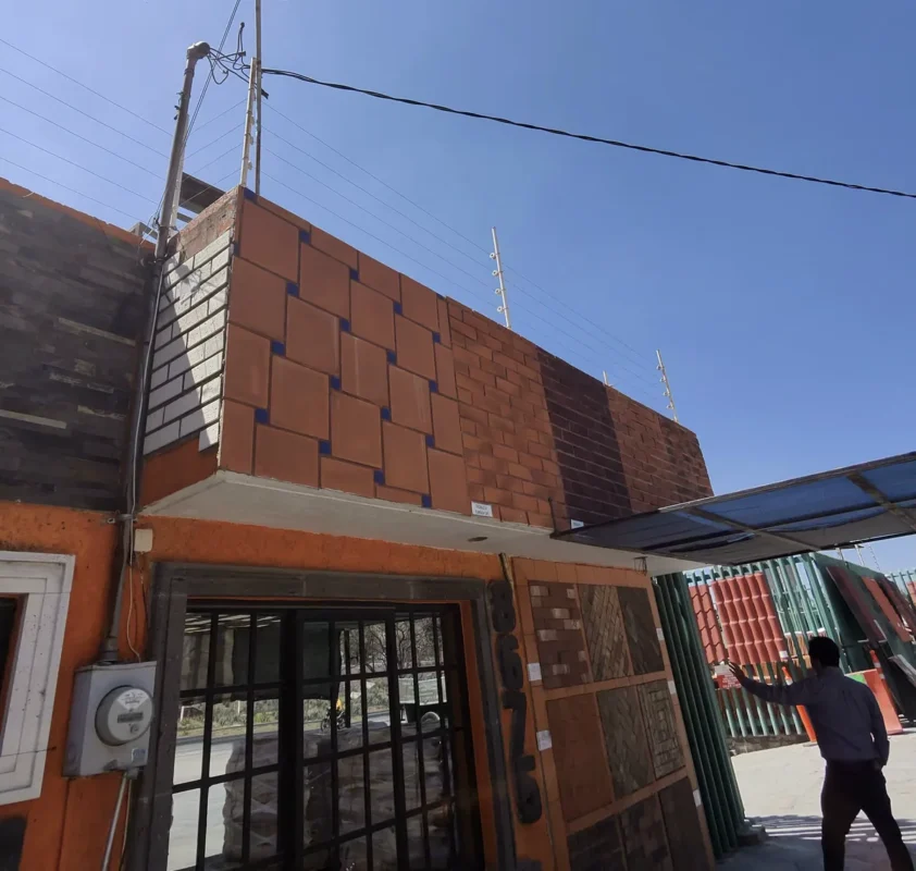 Fachada de distribuidor con muestrario de fachaletas y tejas de barro