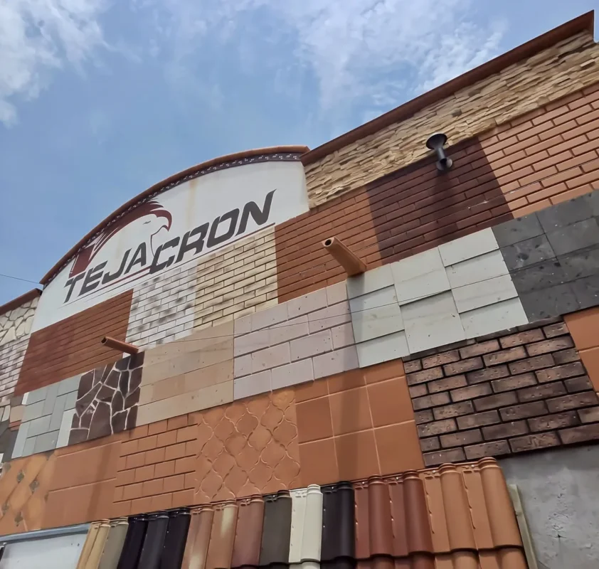 Fachada del distribuidor Tejacron con muestrario de recubrimientos de barro